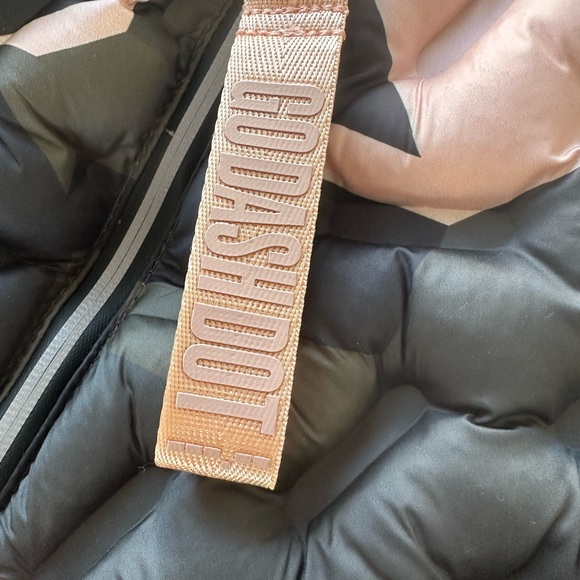 Go Dot Dash camo pink Round Puffy Bag - Picture 2 of 5